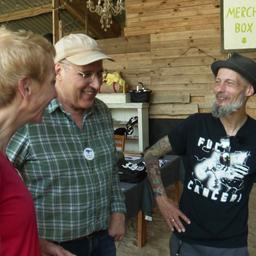 Sven Borchard im Gespräch mit Festivalbesuchern.