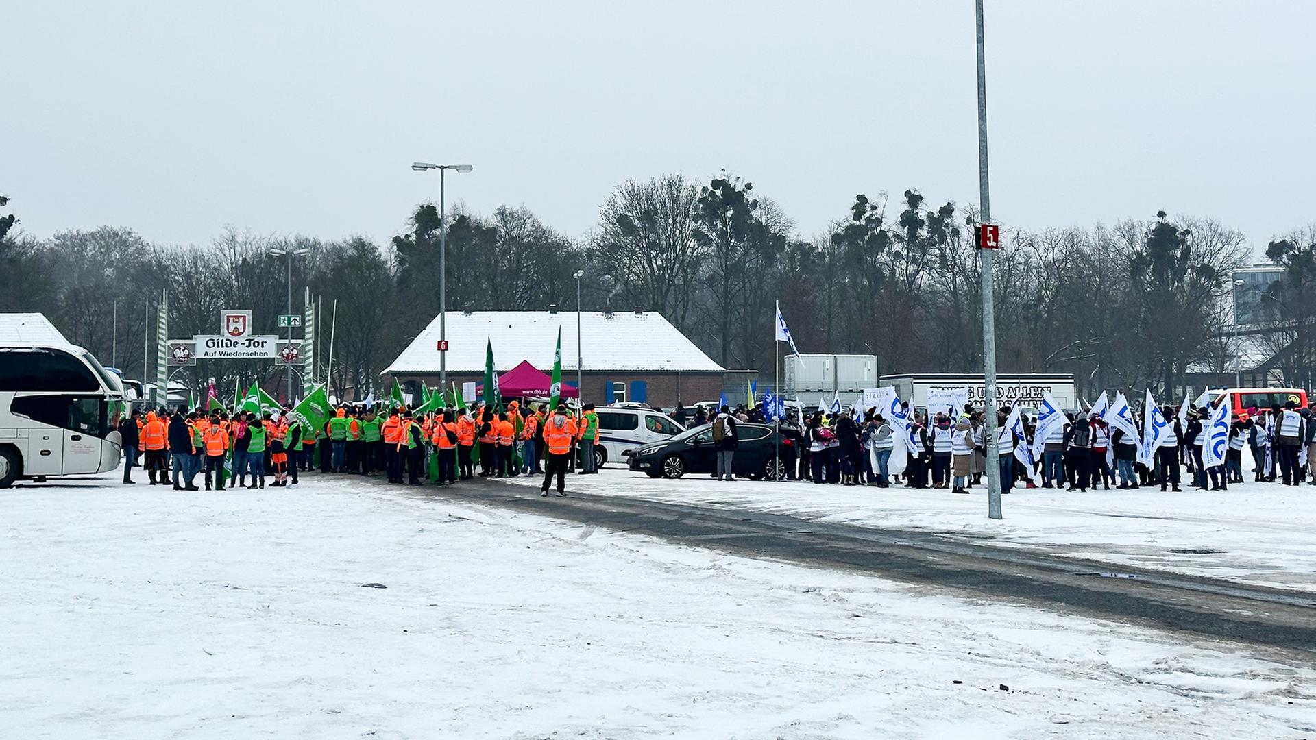 Warnstreik: Mitarbeitende des Winterdienstes versammeln sich auf dem Schützenplatz Hannover. | NDR, Kristina Hoffmann