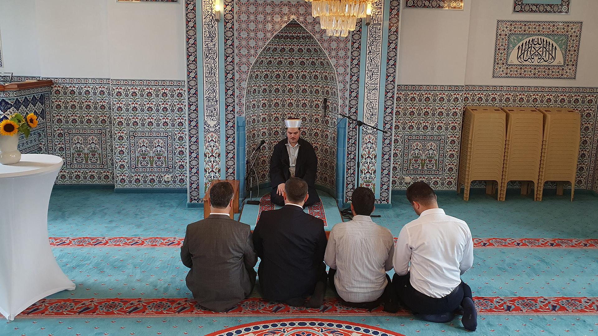 Vier Männer knien in einer Moschee in Neumünster zum Gebet. | NDR, Christian Lang