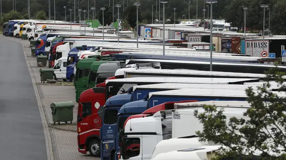 Lkw parken auf einem Autohof an der Autobahn 2