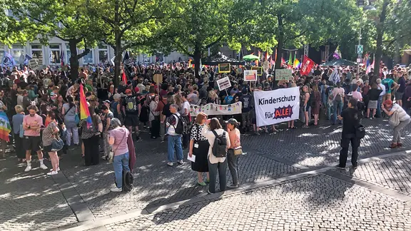Demonstrierende bei der Demo gegen den "Kinderschutzkongress" der AfD in Hannover.