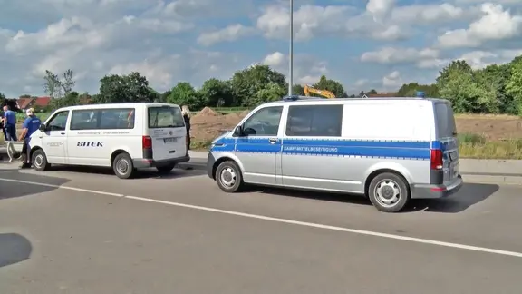 Fahrzeuge des Ordnance Disposal Service befinden sich am Standort eines Dud in Meppen.