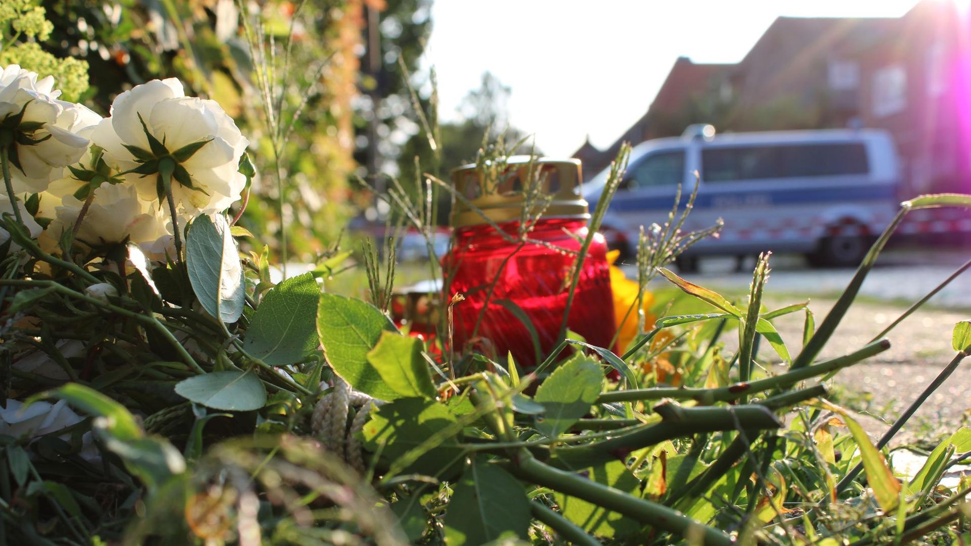 Nach der Gewalttat mit sechs Toten in Stade: Blumen liegen nahe einem Gebäude einer Jugendeinrichtung. | dpa, Kai Moorschlatt