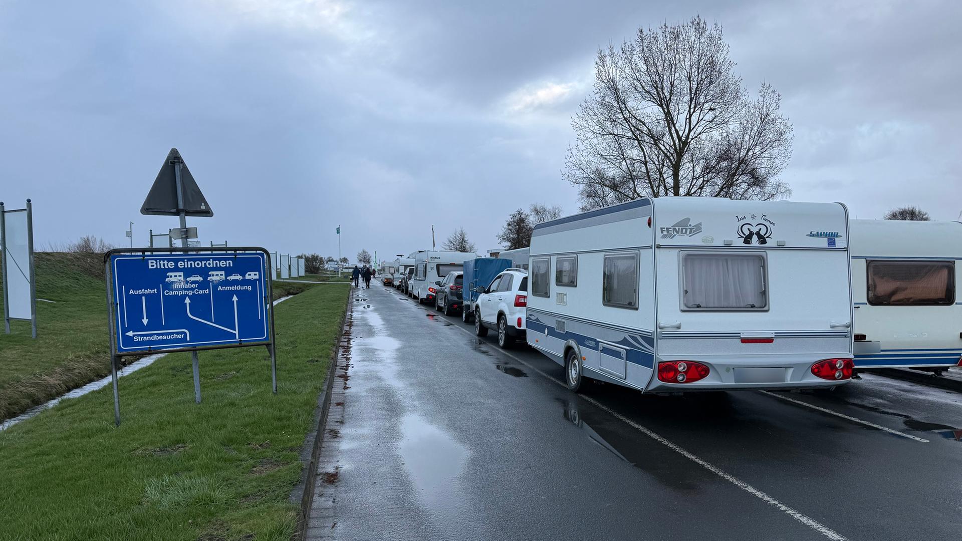 Autos mit Wohnwagen und Wohnmobile stehen vor der dem Campingplatz in Schillig. | NDR, Thees Jagels