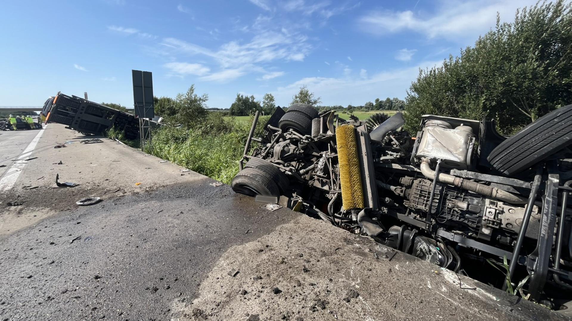 Zwei Lkw liegen neben einer Autobahn im Graben. | Feuerwehr Bremerhaven