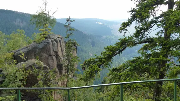 Blick von der Rabenklippe im Harz in Richtung Brocken.