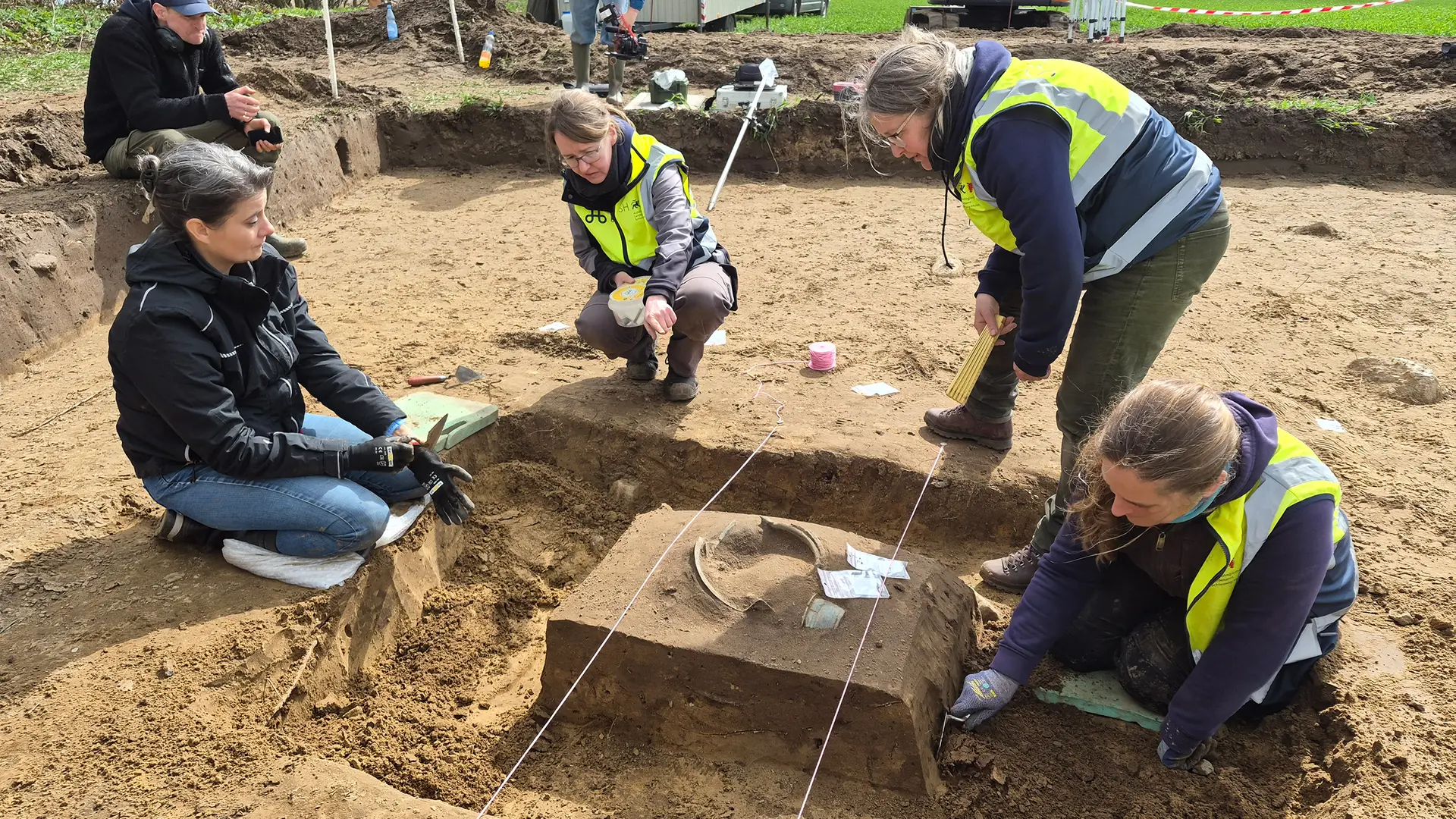 Seltener Fund: Archäologen bergen 1.500 Jahre alte Bronzekessel