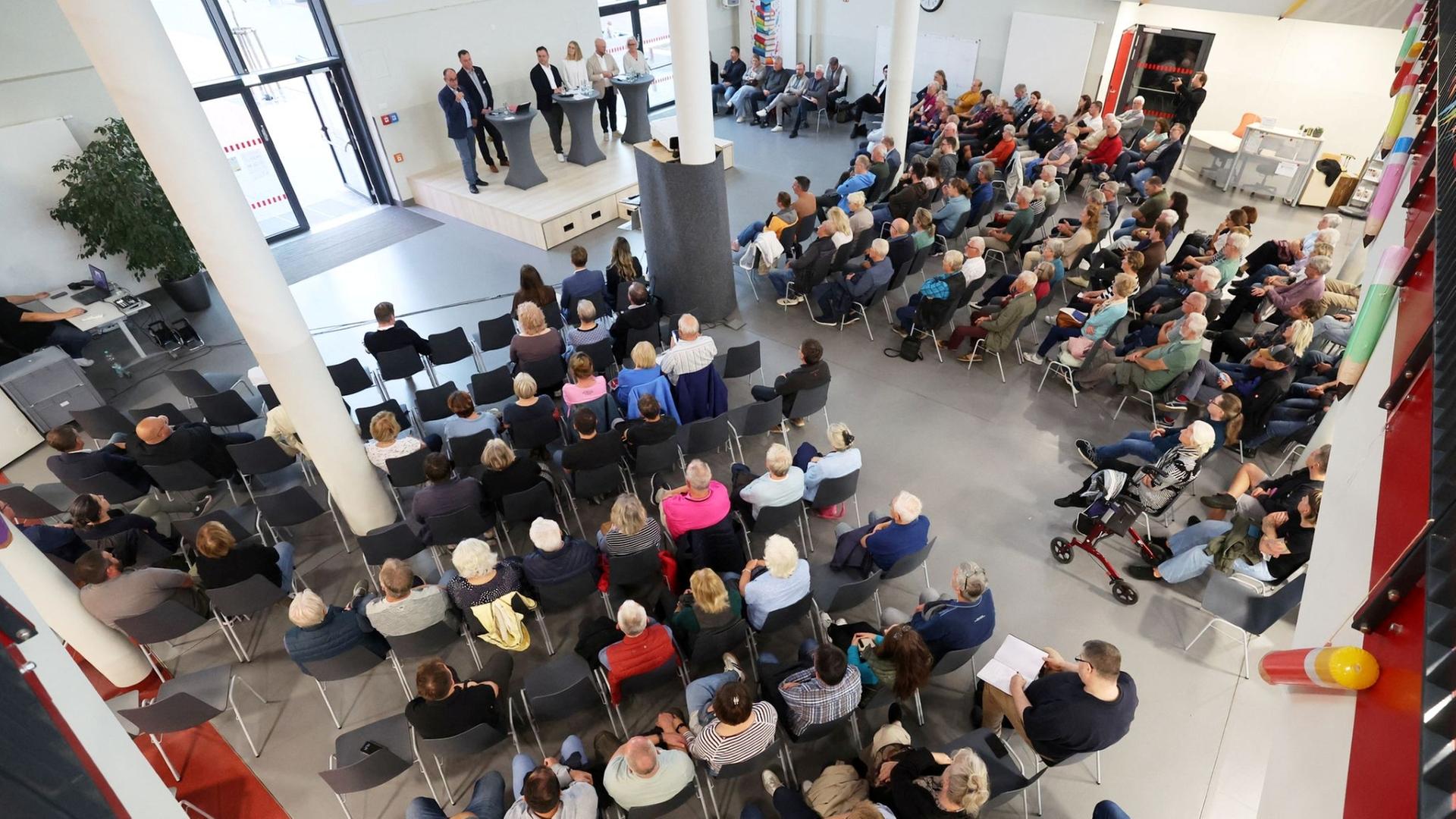 Eine Einwohnerversammlung zum neuen Rechenzentrum in Dummerstorf war gut besucht. | Bernd Wüstneck/dpa