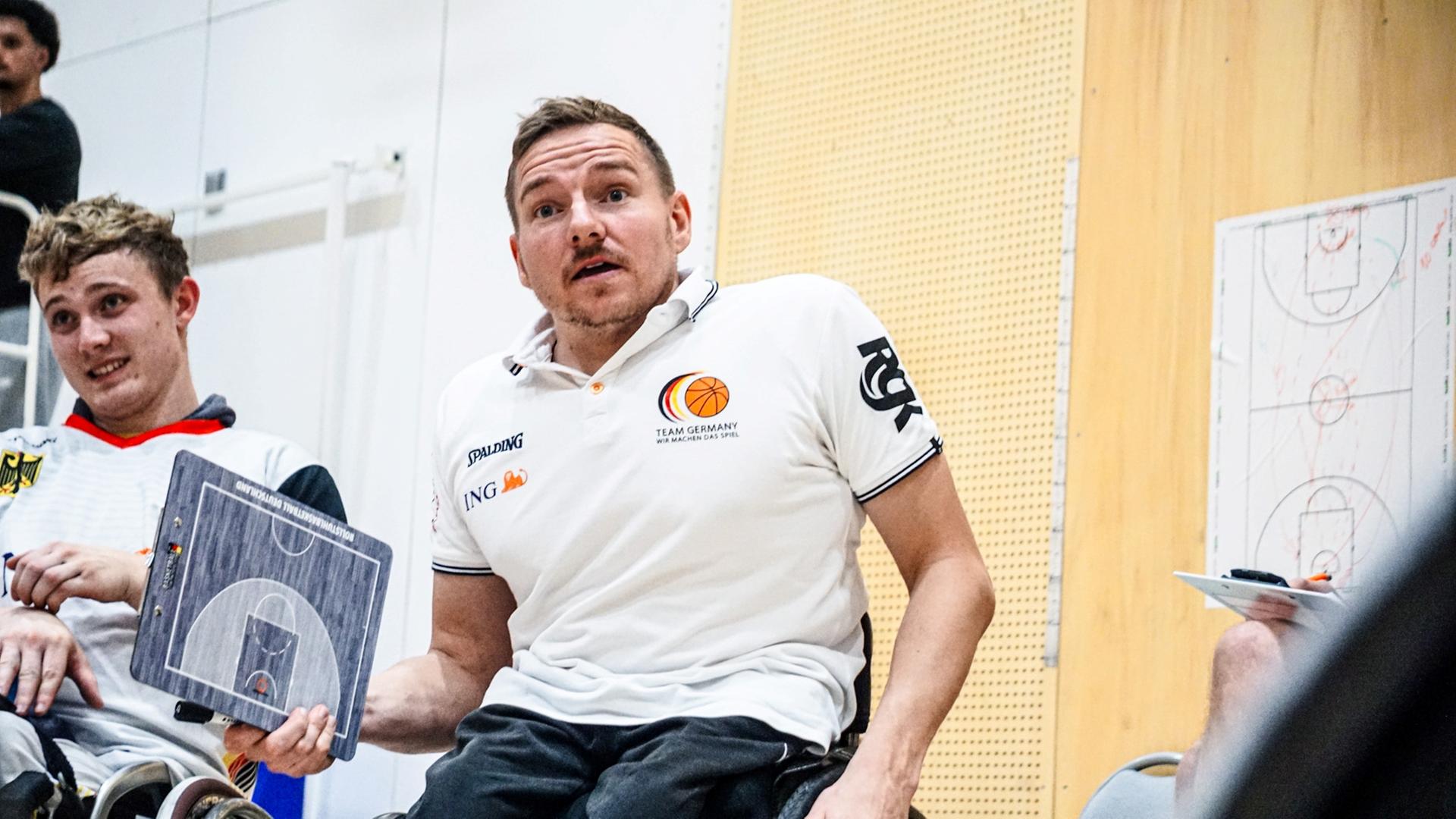 Rollstuhlbasketball-Bundestrainer Jan Haller während einer Besprechung mit seinem Team. | Mykyta Naumov