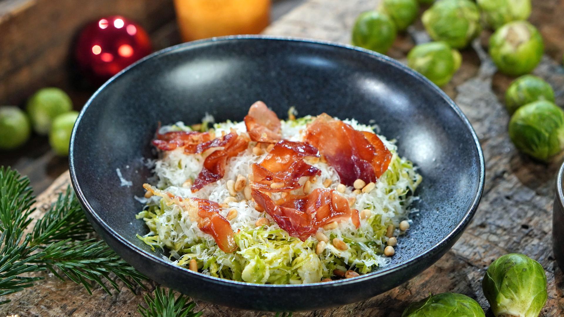 Rosenkohlsalat mit knusprigem Schinken, Parmesan und Pinienkernen | NDR/Florian Kruck