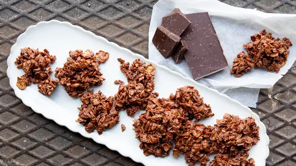 Schokoladen-Mandelsplitter auf einer weißen Platte serviert. | NDR, Claudia Timmann Schokoladen-Mandelsplitter auf einer weißen Platte serviert.