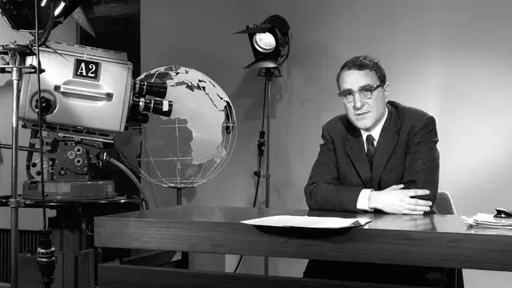 Panorama 60 Jahre: Ein Mann steht hinter einer Kamera, dazu der Schriftzug "Panorama"