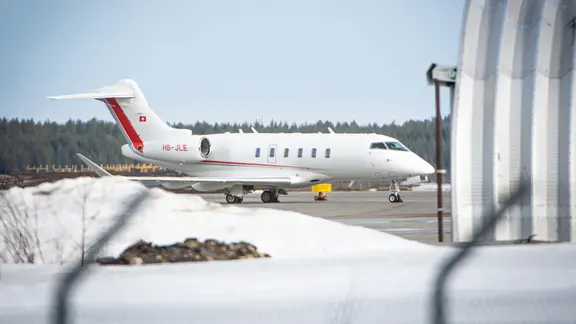 Ein Kleinflugzeug steht auf einem Flugplatz