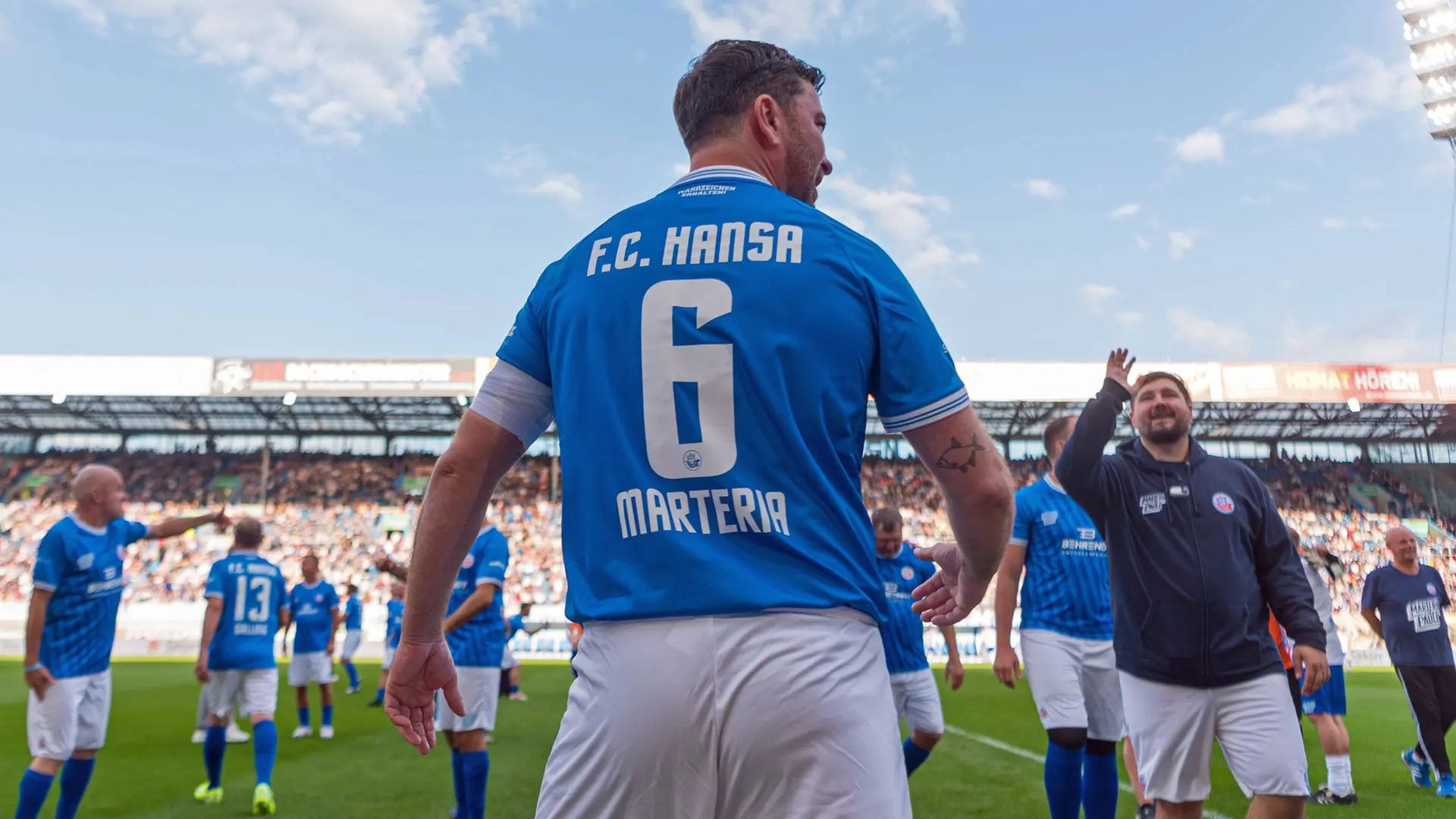 Marteria und Paule riefen zum Flutlicht-Kick, nur Poldi musste absagen Marteria und Paule riefen zum Flutlicht-Kick, nur Poldi musste absagen