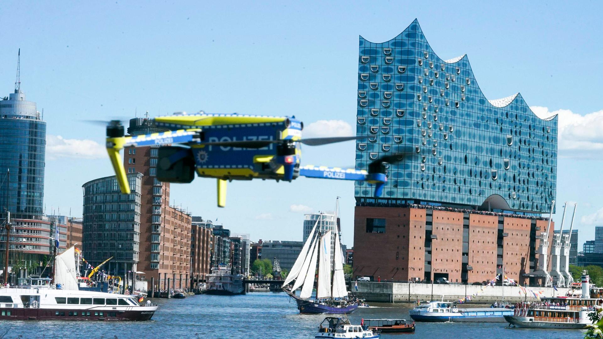 Polizei Drohne fliegt zur Kontrolle ueber dem Hamburger Hafen | IMAGO / BREUEL-BILD, BREUEL-Bild