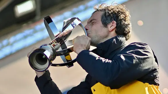 Sieger Charlie Dalin mit dem Pokal der Vendée Globe