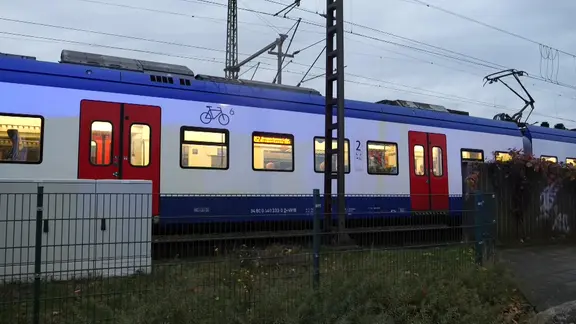 Nach ersten Erkenntnissen war der Bahnübergang während des Unfalls offen – die Ursache ist unklar. | TeleNewsNetwork Ein Regionalzug nach einem Unfall in Osterholz-Scharmbeck.