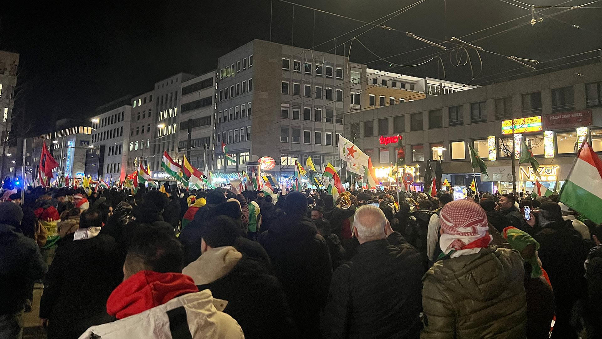 Menschen nehmen in Hannover an einer Demonstration teil. | NDR, Larissa Mass