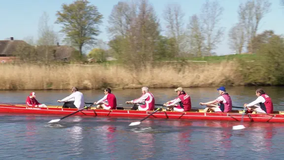 Ruderer in einem Boot. | Screenshot Ruderer in einem Boot.