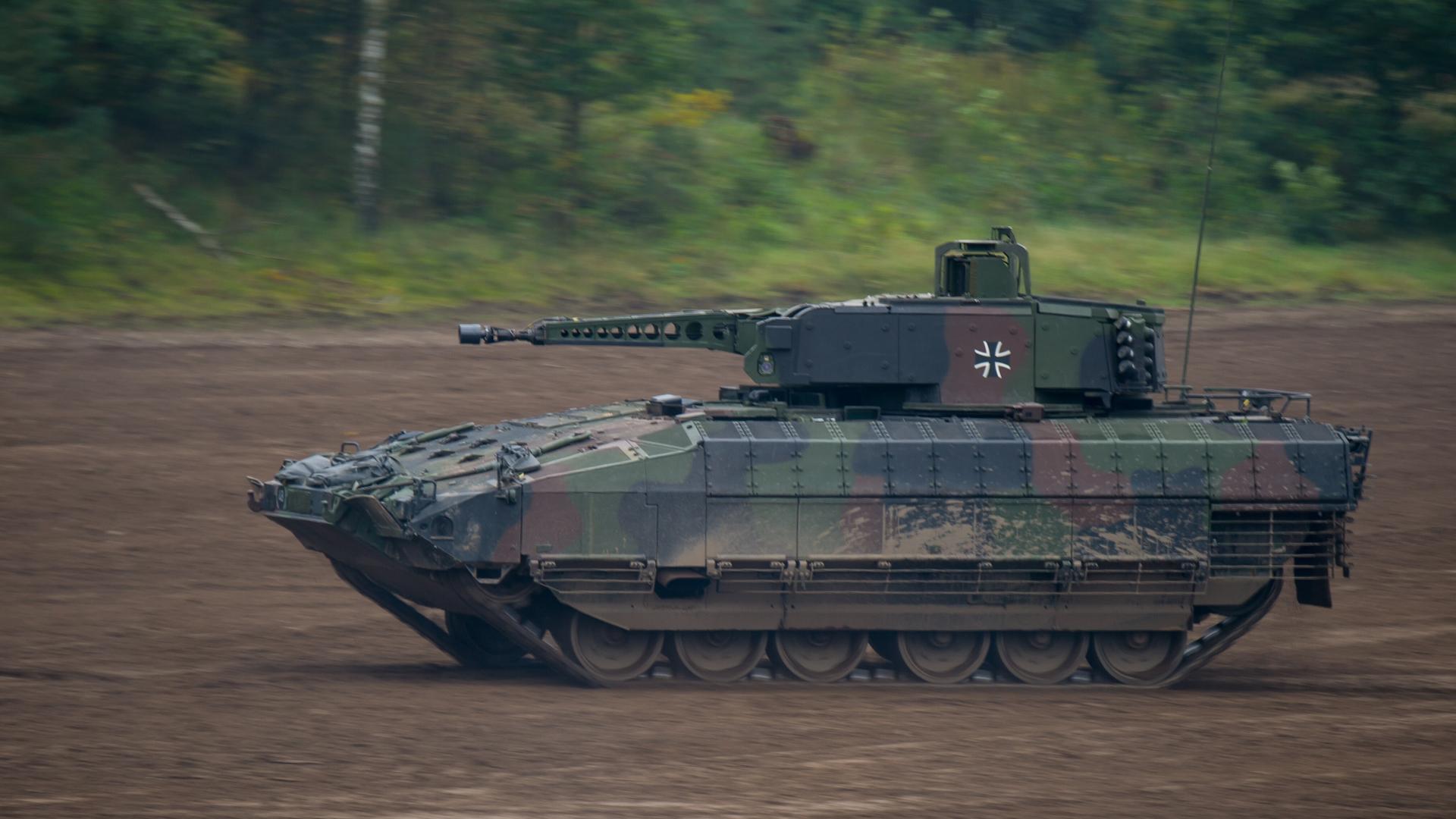 Ein Schützenpanzer vom Typ Puma fährt bei der Vorbereitung zu einer Informationslehrübung über einen Übungsplatz. (zu dpa 