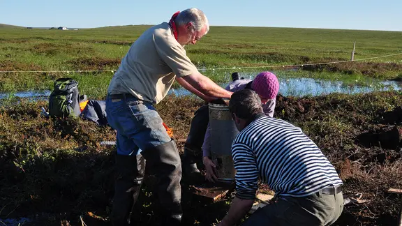 Moor researcher Hans Joosten (l.) from the University of Greifswald and his colleagues taking peat profiles in Northeast Siberia in the Yakutian tundra.