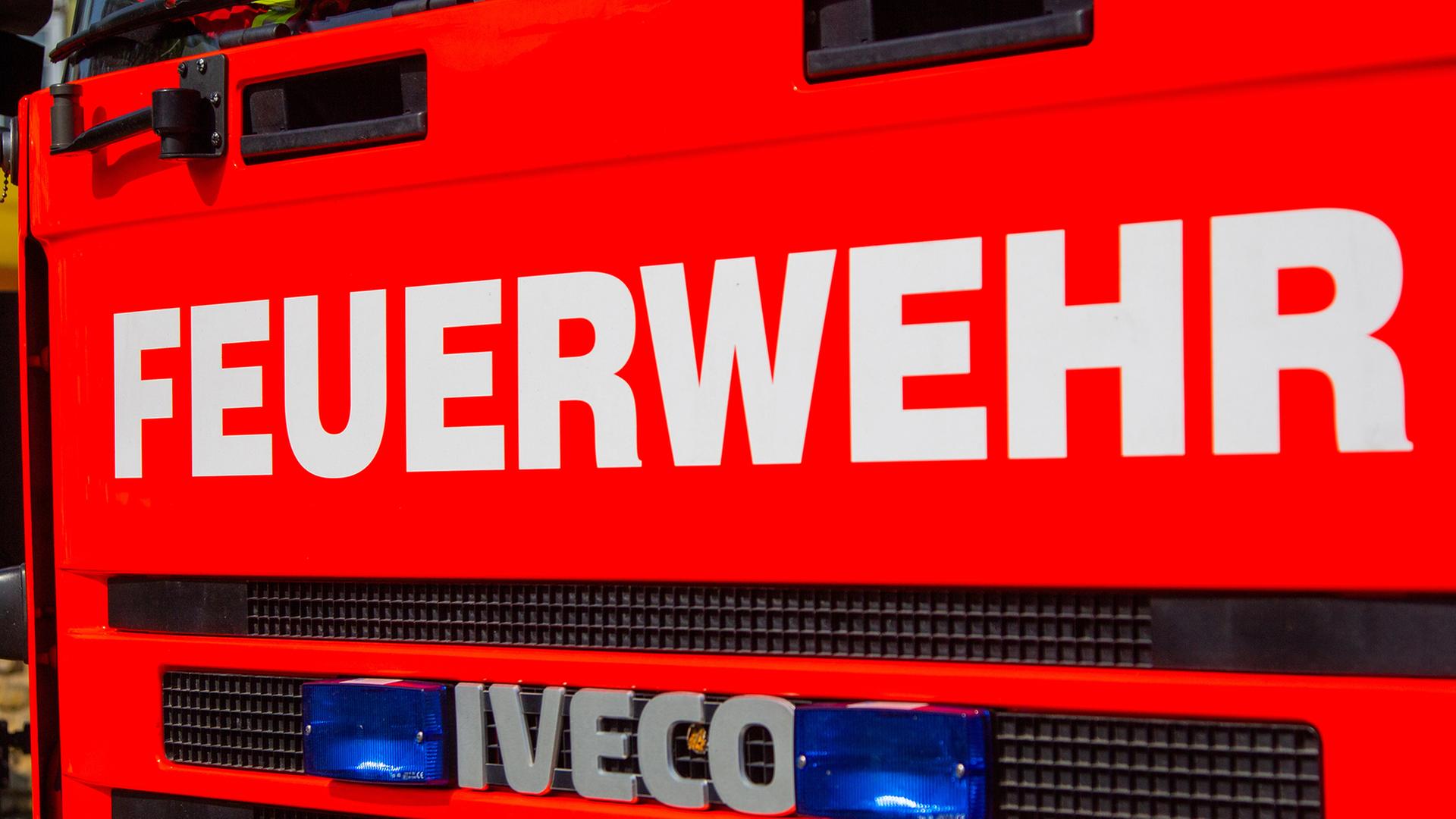 Frontansicht eines Feuerwehr-Einsatzwagens mit der Aufschrift Feuerwehr. | Smarterpix/huettenhoelscher