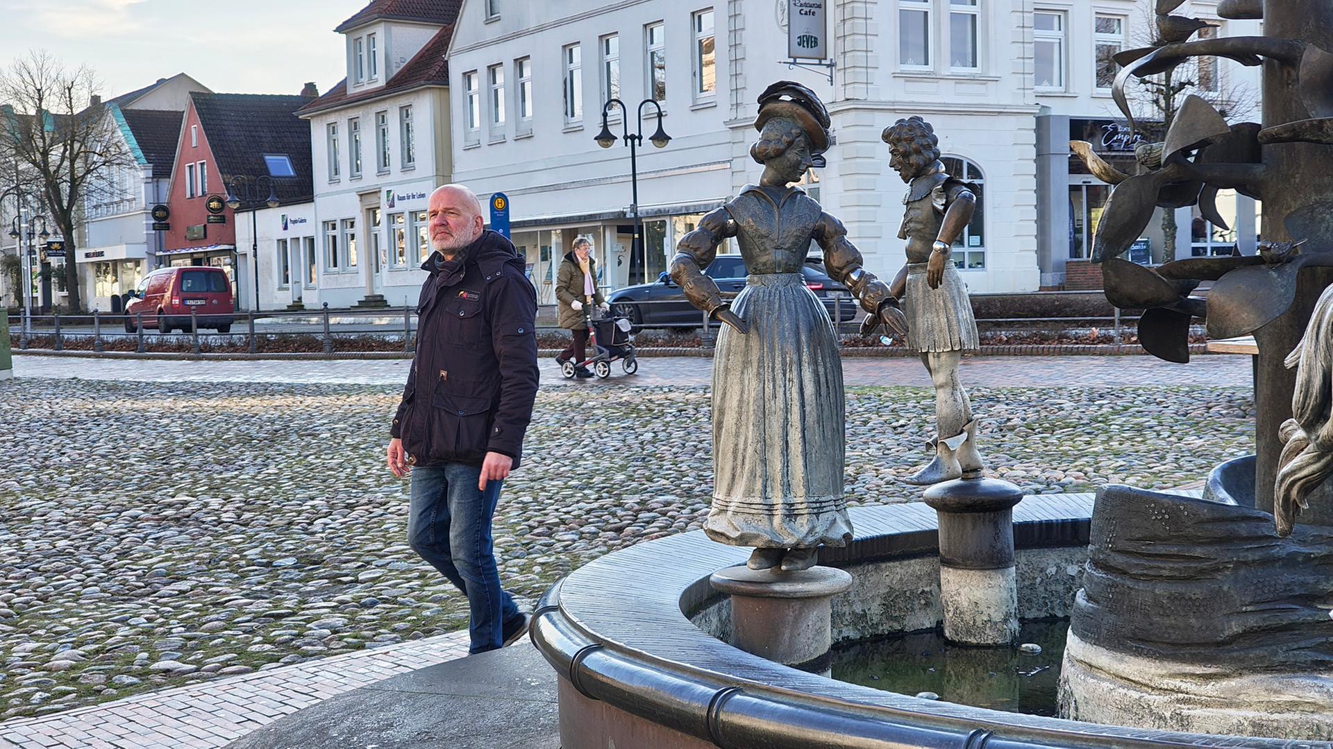 Bodo Burmester am Sagenbrunnen in Jever.  | NDR, Sebastian Duden
