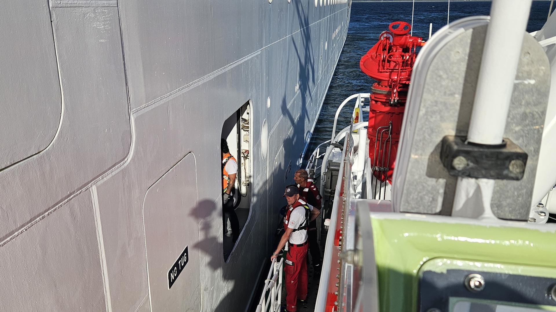 Warnemünde: Seenotretter holen kranken Mann von Schiff