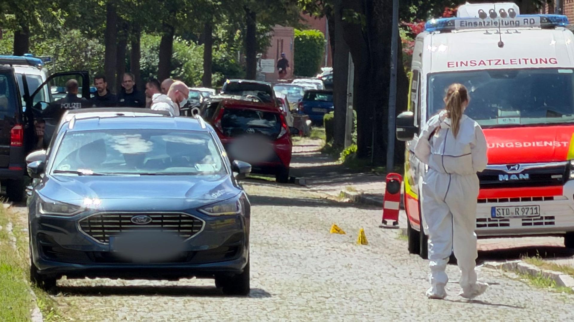 Polizeikräfte und zwei Rotes-Kreuz-Rettungswagen stehen auf einer Straße in Stade. | Fabian Höfig/NEWS5/dp