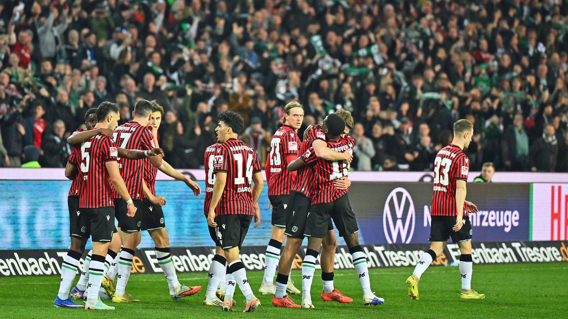 Hannovers Spieler bejubeln einen Treffer | picture alliance/dpa | Swen Pförtner