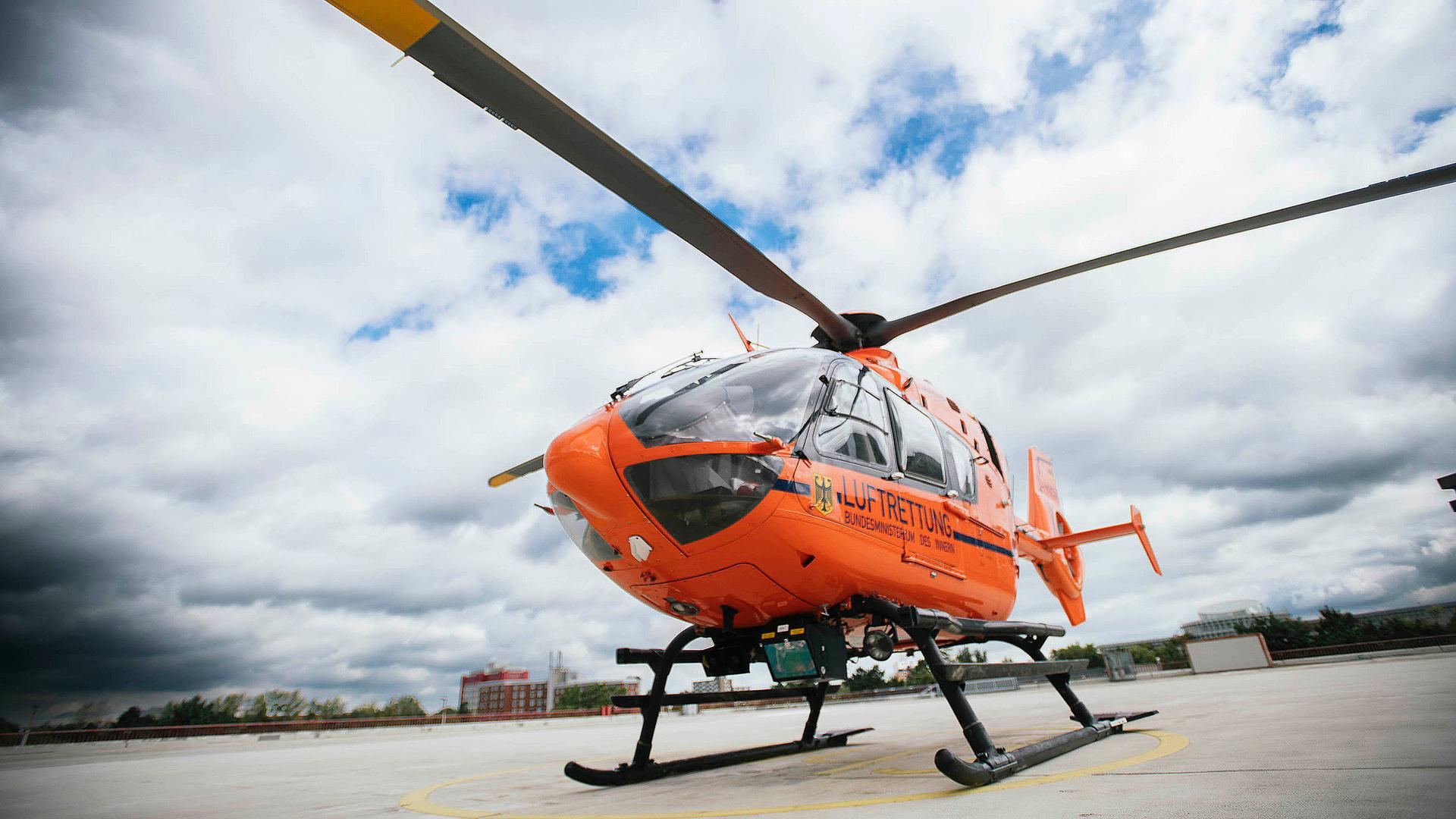Der Zivilschutz-Hubschrauber „Christoph 4“, aus der Untersicht fotografiert, auf seinem Landeplatz an der Medizinischen Hochschule Hannover. | NDR, Julius Matuschik