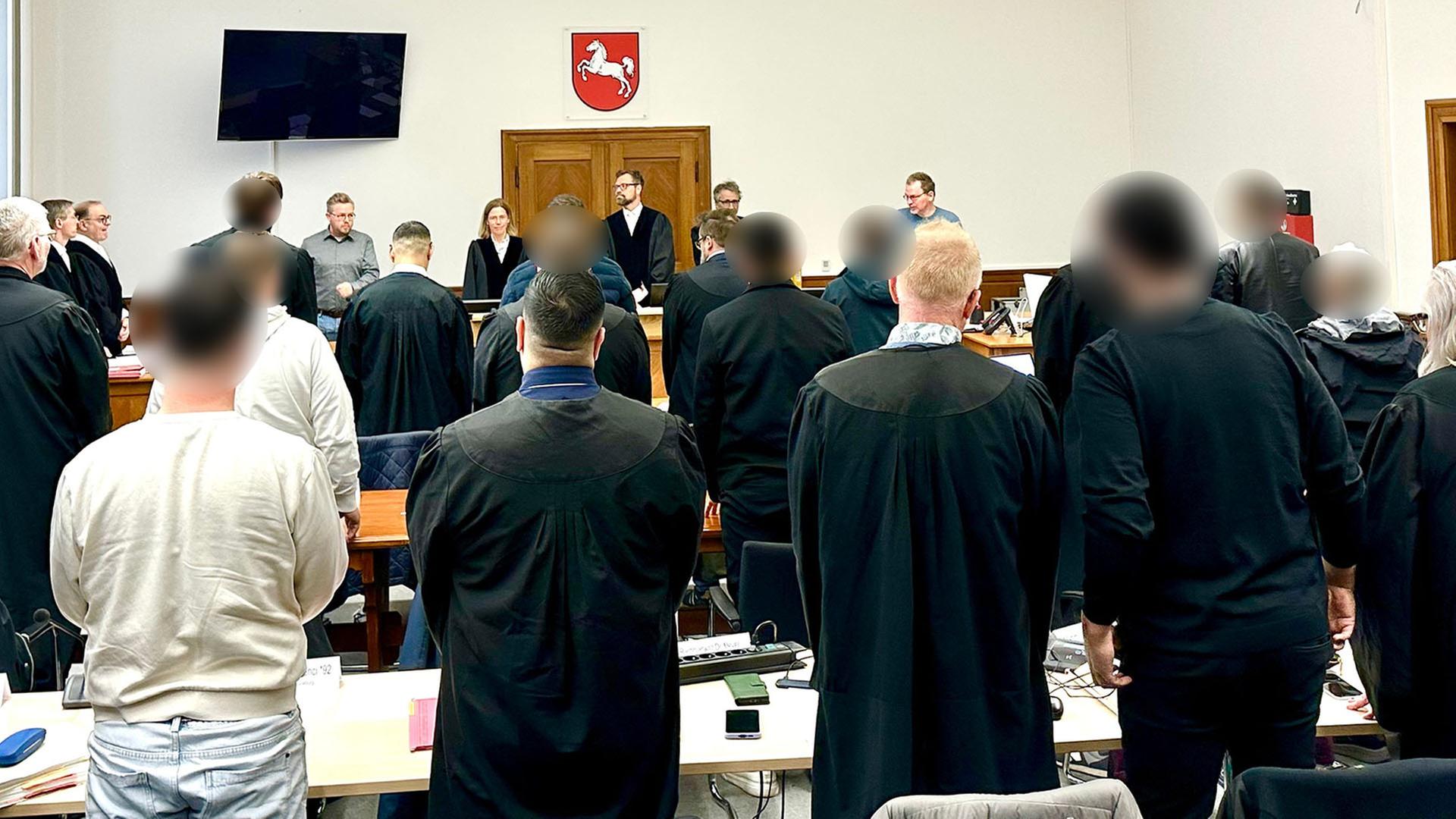 Die neun Männer stehen ab Montag vor dem Landgericht Lüneburg. | Anna Fietz