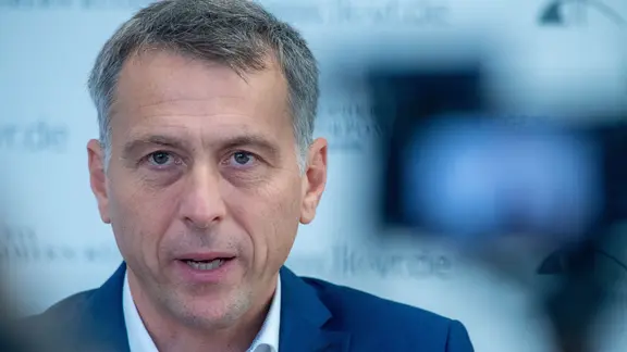 Stefan Kerth bei einer Pressekonferenz im Landratsbüro Stralsund.