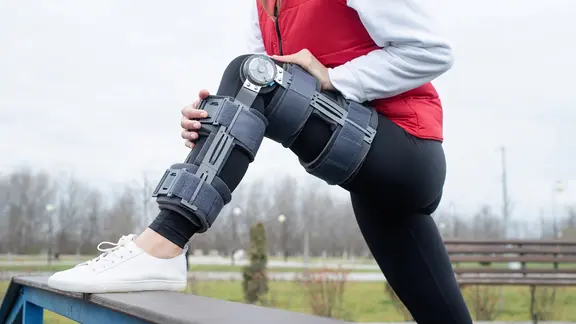 Knstliches Kniegelenk: Arthrose-OP mit Knie-TEP | ndr.de