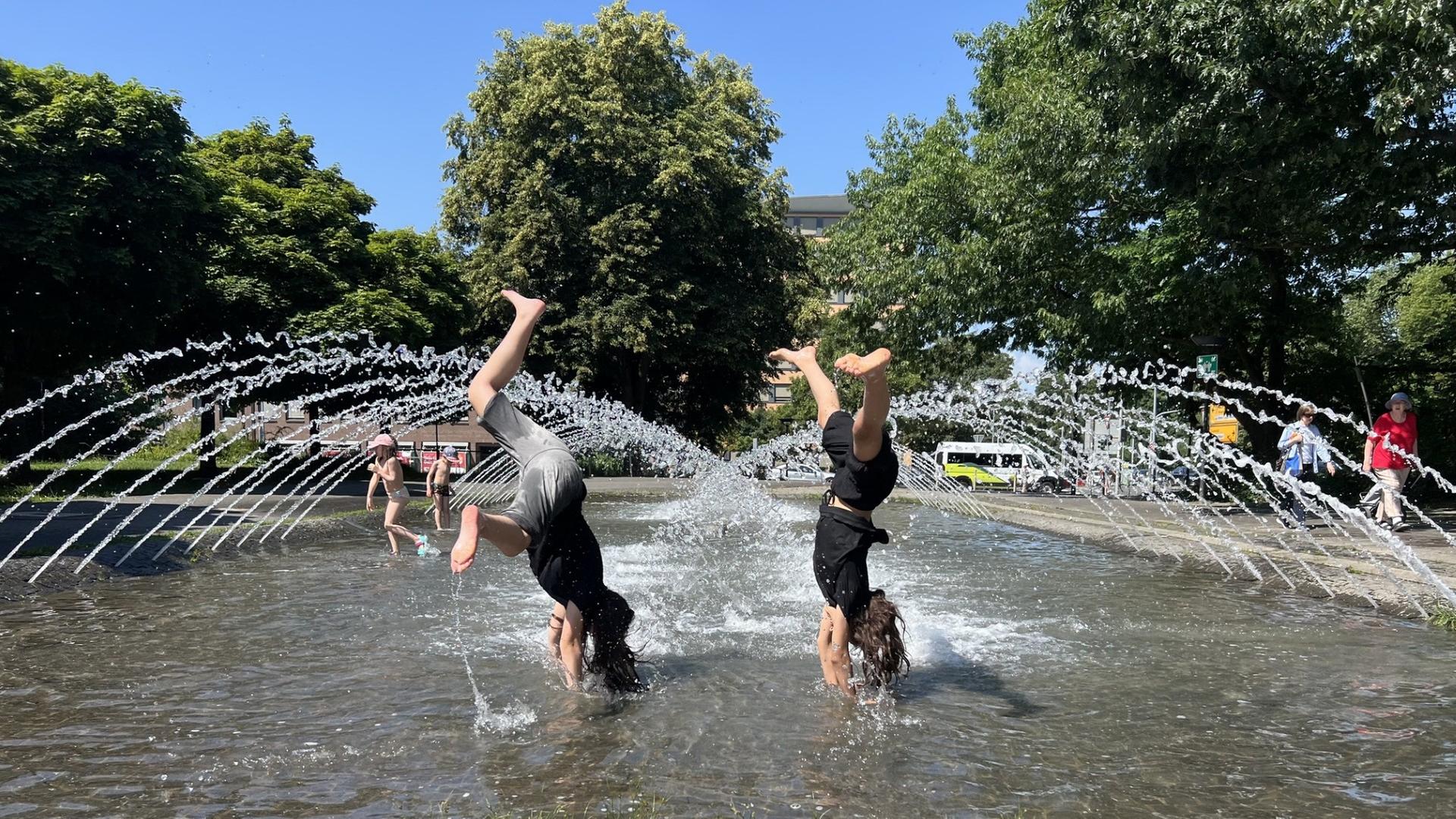 Kinder toben durch bei Hitze den Springbrunnen am Neuen Rathaus in Göttingen. | NDR, Sibylle Kölmel