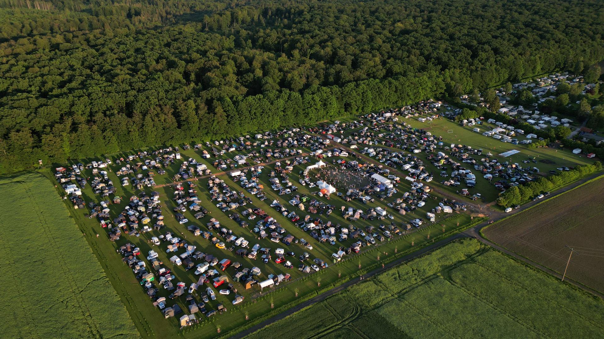 Einfach zuklappen und fertig" - beim Dachzelt-Festival in Hameln | ndr.de