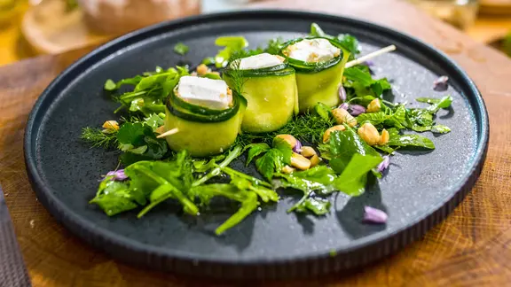 Gurken-Involtini mit Feta und Wildkräutersalat