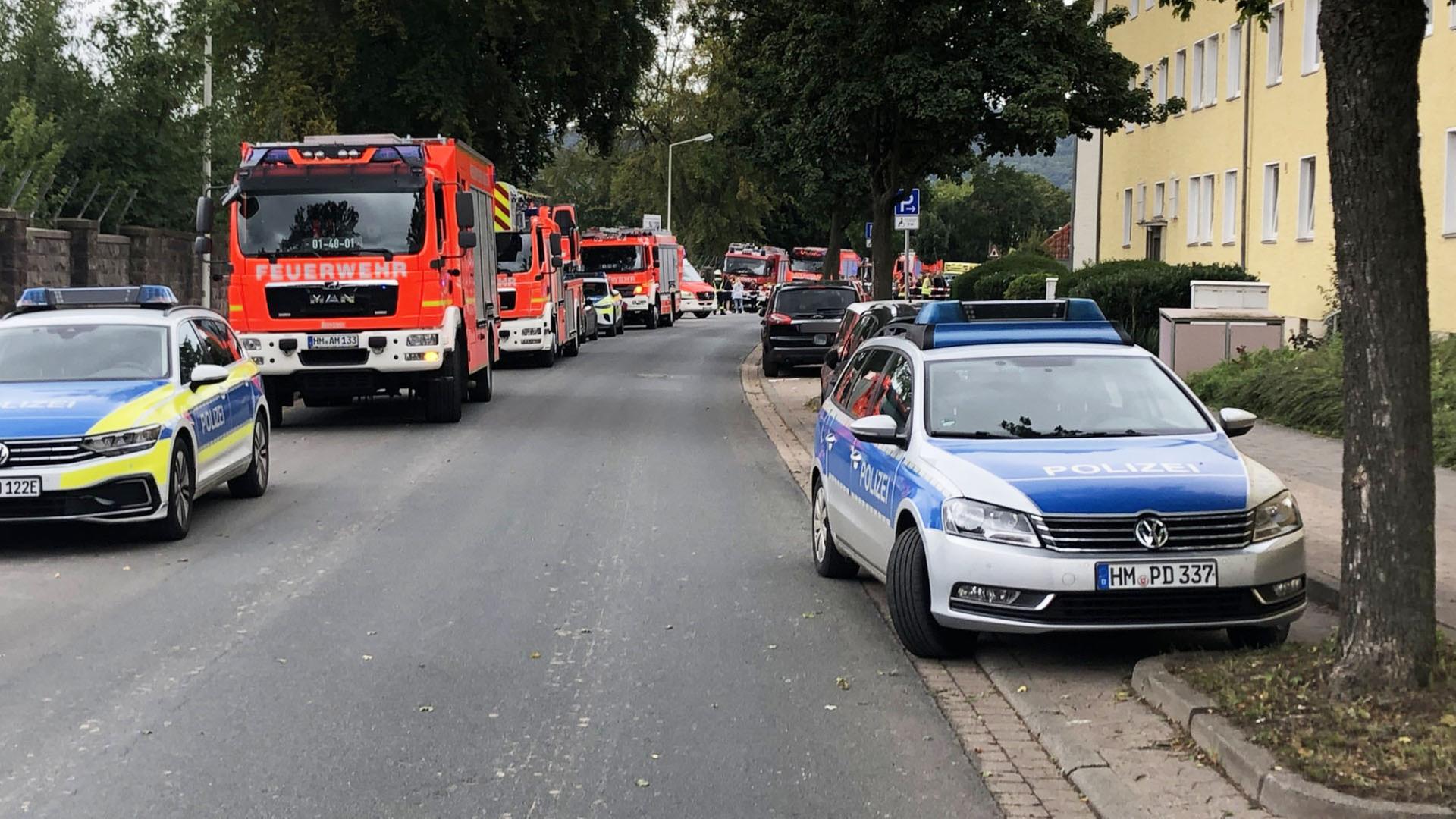 Einsatzfahrzeuge in Hameln: Hier gab es Amokalarm an einer Schule. | NDR, Wilhelm Purk