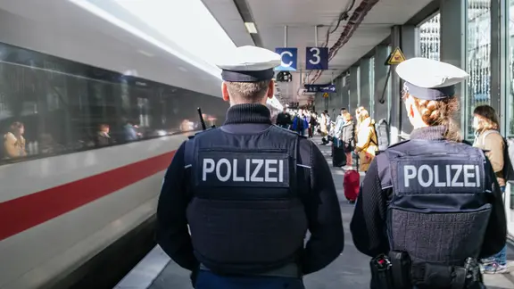 Zwei Einsatzkräfte der Bundespolizei betreten einen Bahnsteig am Hauptbahnhof Hannover.