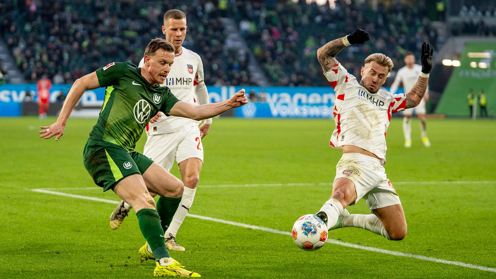 Wolfsburgs Yannick Gerhardt (l.) und Heidenheims Niklas Dorsch | IMAGO / STEINSIEK.CH