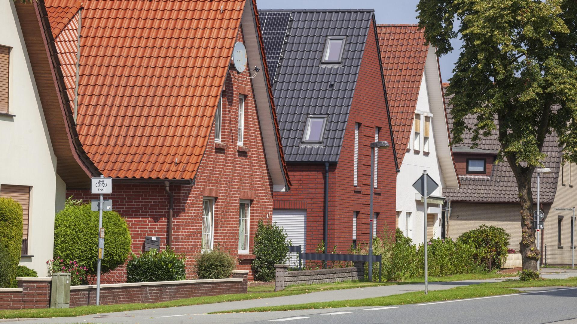 Mehrere Einfamilienhäuser stehen nebeneinander an einer Straße. | picture alliance, imageBROKER, Torsten Krüger
