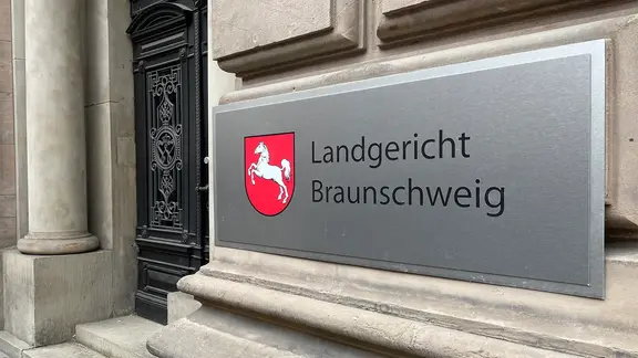 Ein Schild weist auf das Landgericht Braunschweig hin. | NDR, Felix Borrmann Ein Schild weist auf das Landgericht Braunschweig hin.