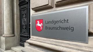 Ein Schild weist auf das Landgericht in Braunschweig hin.