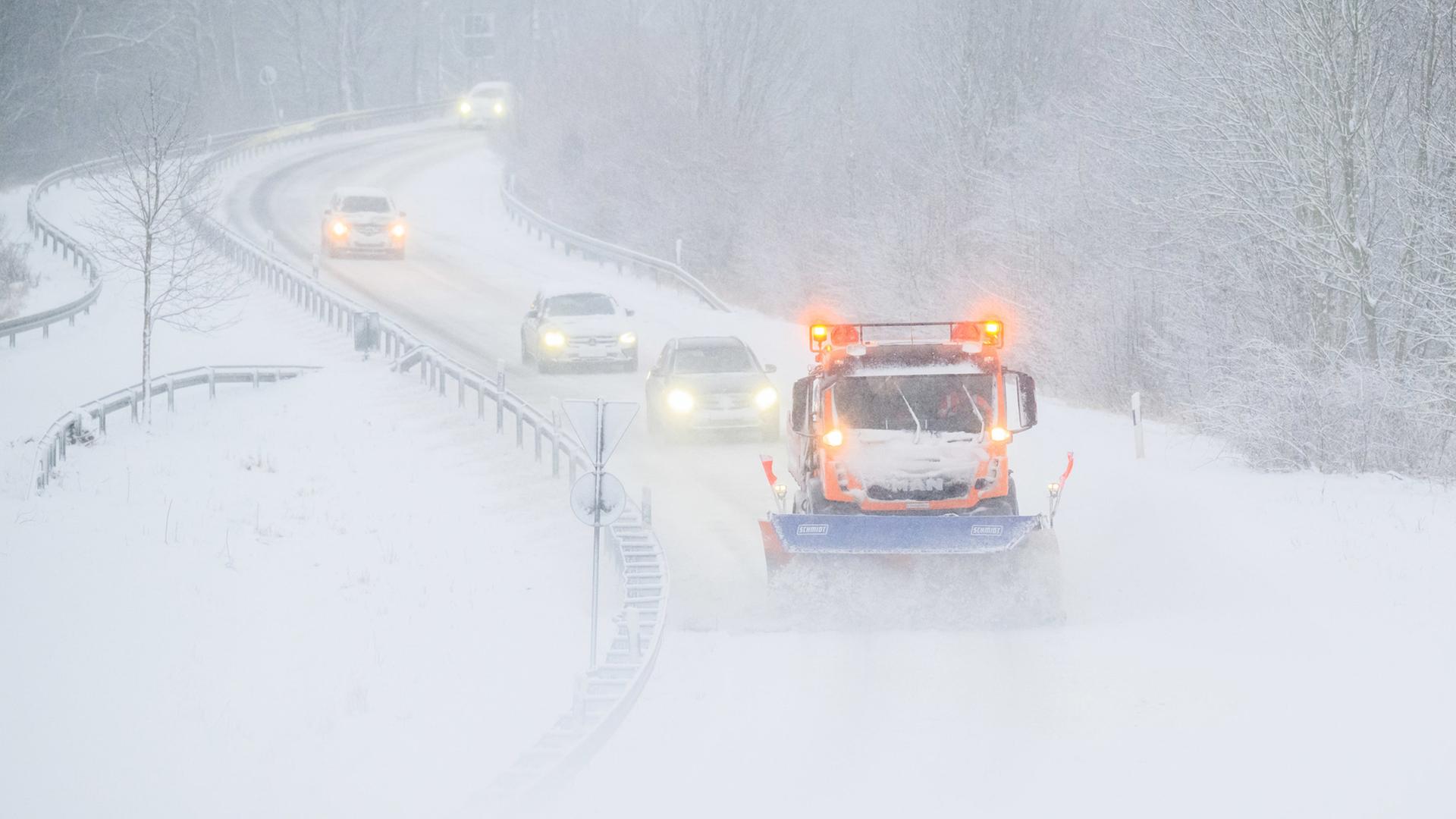 Schnee und Kälte sorgen weiter für glatte Straßen und Bahnausfälle