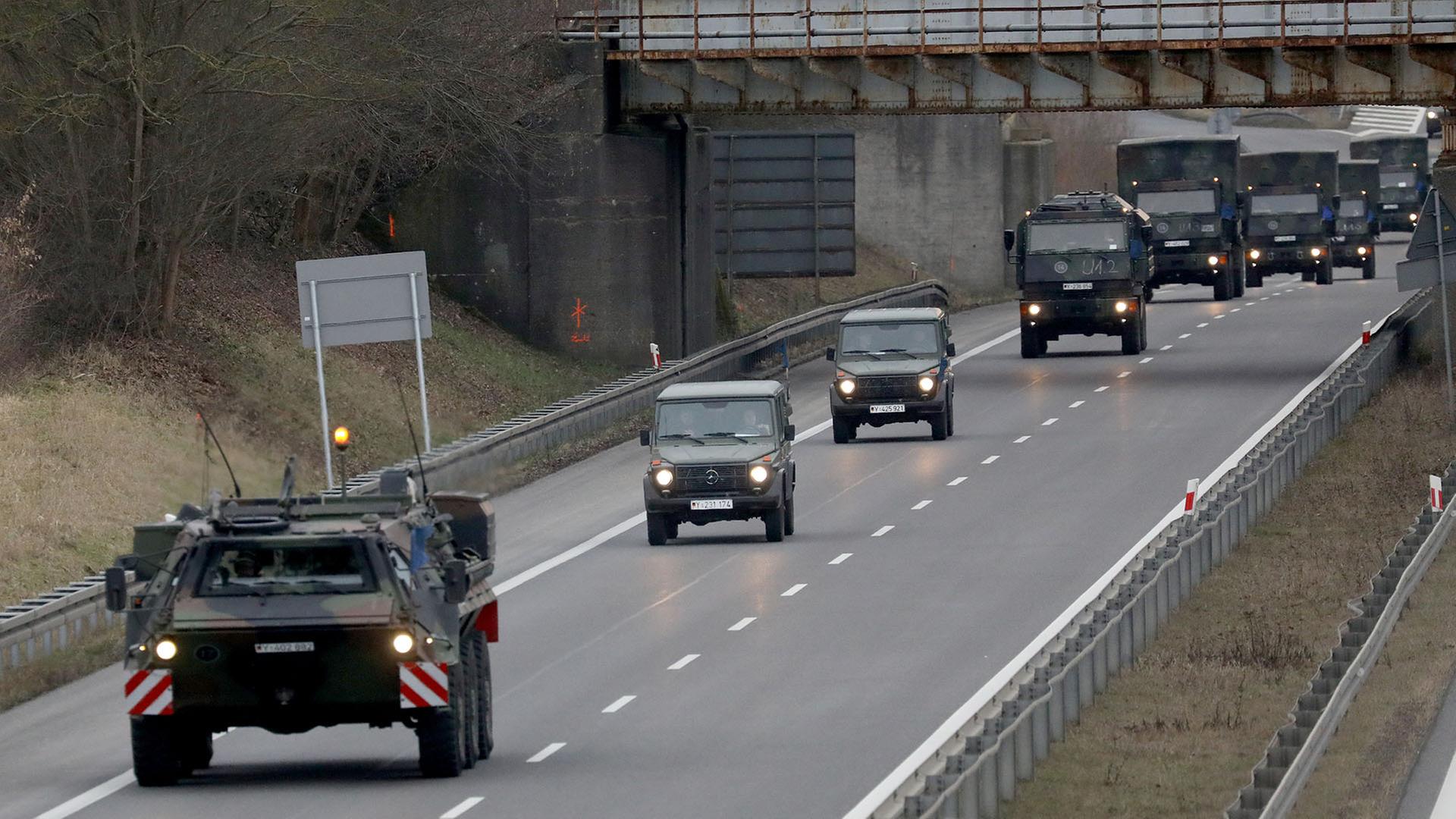 Eine Fahrzeugkolonne der Bundeswehr fährt über Autobahn. 