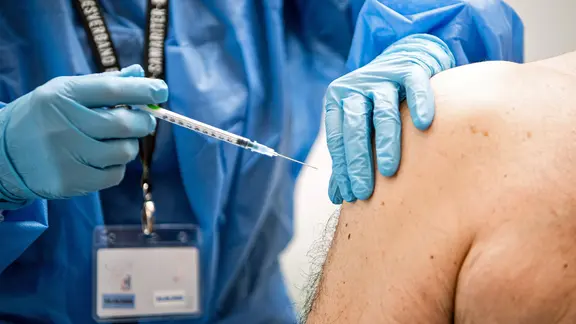 Ein Mann wird in einem Impfzentrum in Bremen mit dem neuen Spikevax Impfstoff von Moderna geimpft. (Foto vom 13.9.2022)