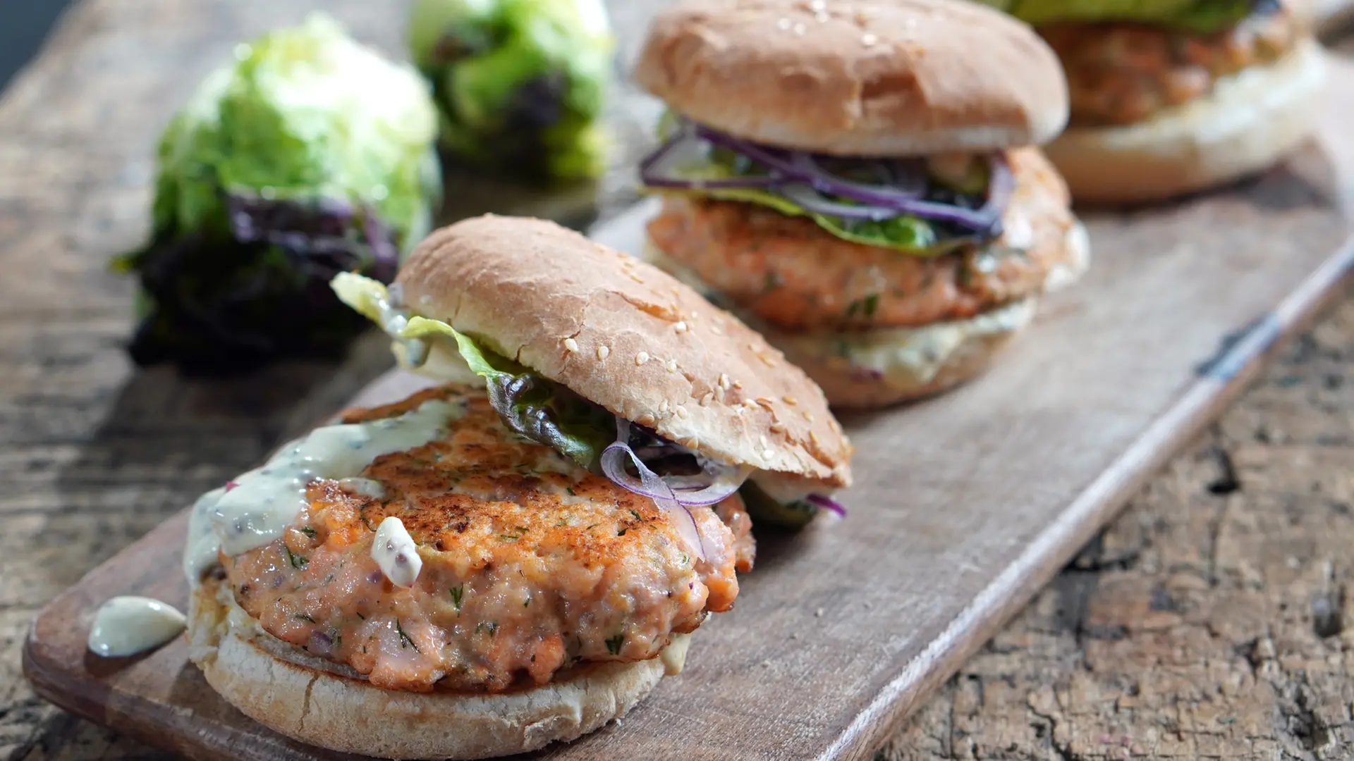 Lachsburger mit Honig-Senf-Soße | ndr.de