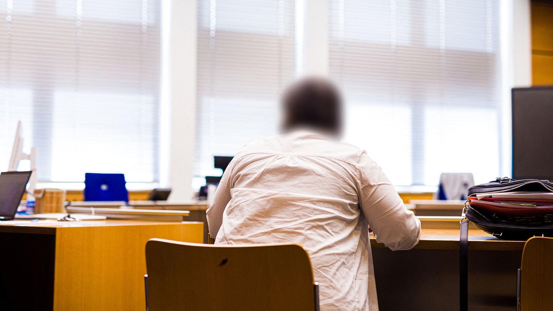 Fall Josephine R.: Eine Angeklagte sitzt in einem Saal des Amtsgerichts.  | dpa, Moritz Frankenberg