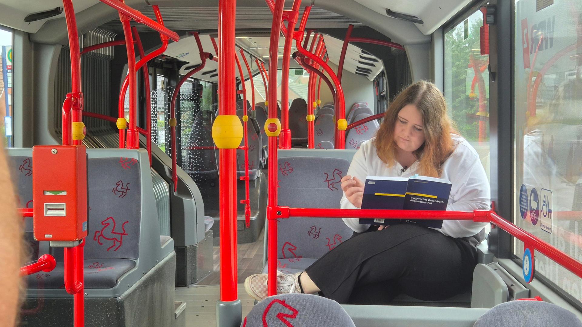 Busfahrerin wird Jura-Studentin. | NDR, Britta Nareyka