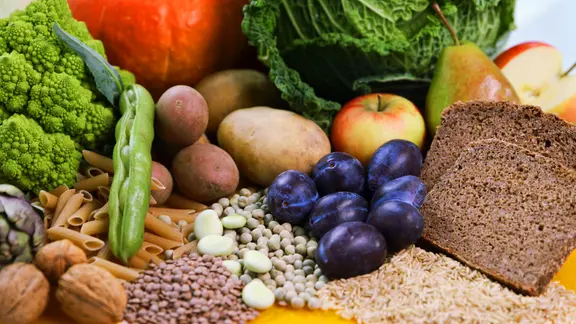 Gemüse, Obst, Hülsenfrüchte, Vollkornbrot, Vollkornreis, Vollkornnudeln, Kartoffeln und Nüsse.